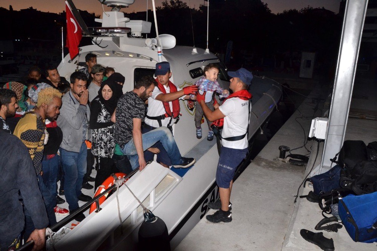 İzmir\'de 42 düzensiz göçmen yakalandı
