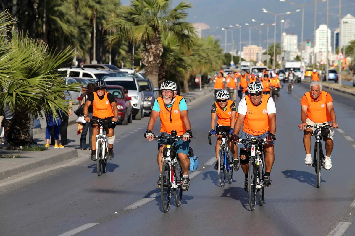 Karşıyaka\'da bir ilk: Bisiklet takımı yola çıkıyor