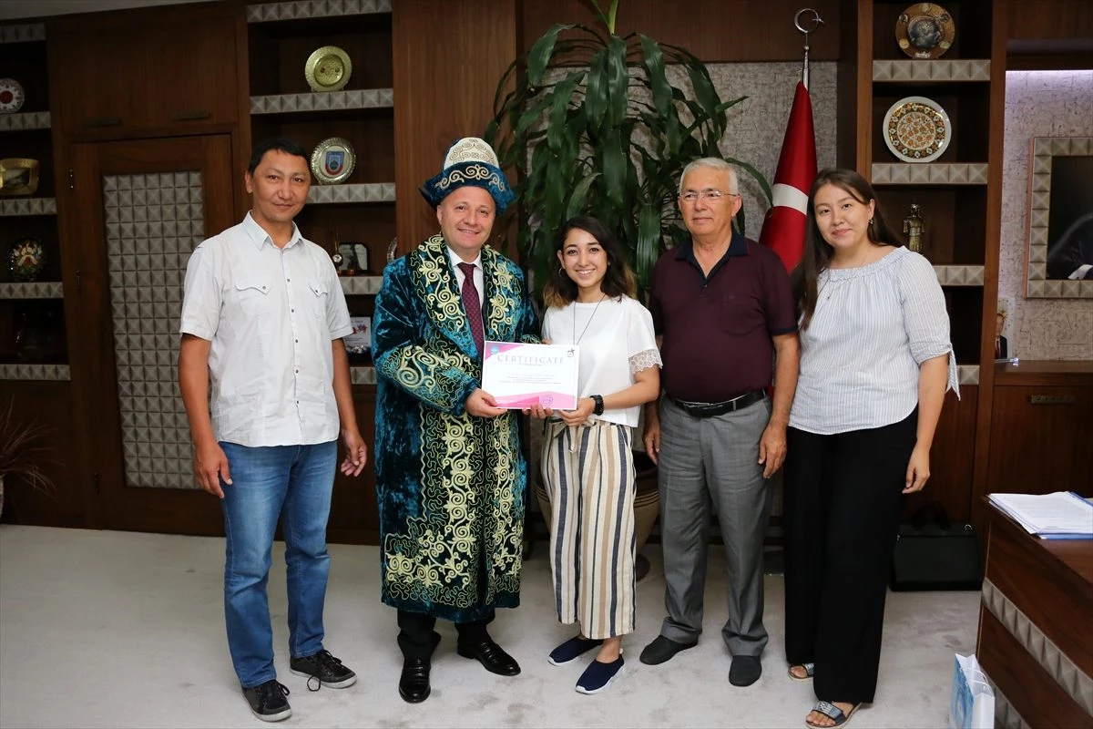 Kazak öğrencilerden Rektör Ünal\'a teşekkür ziyareti