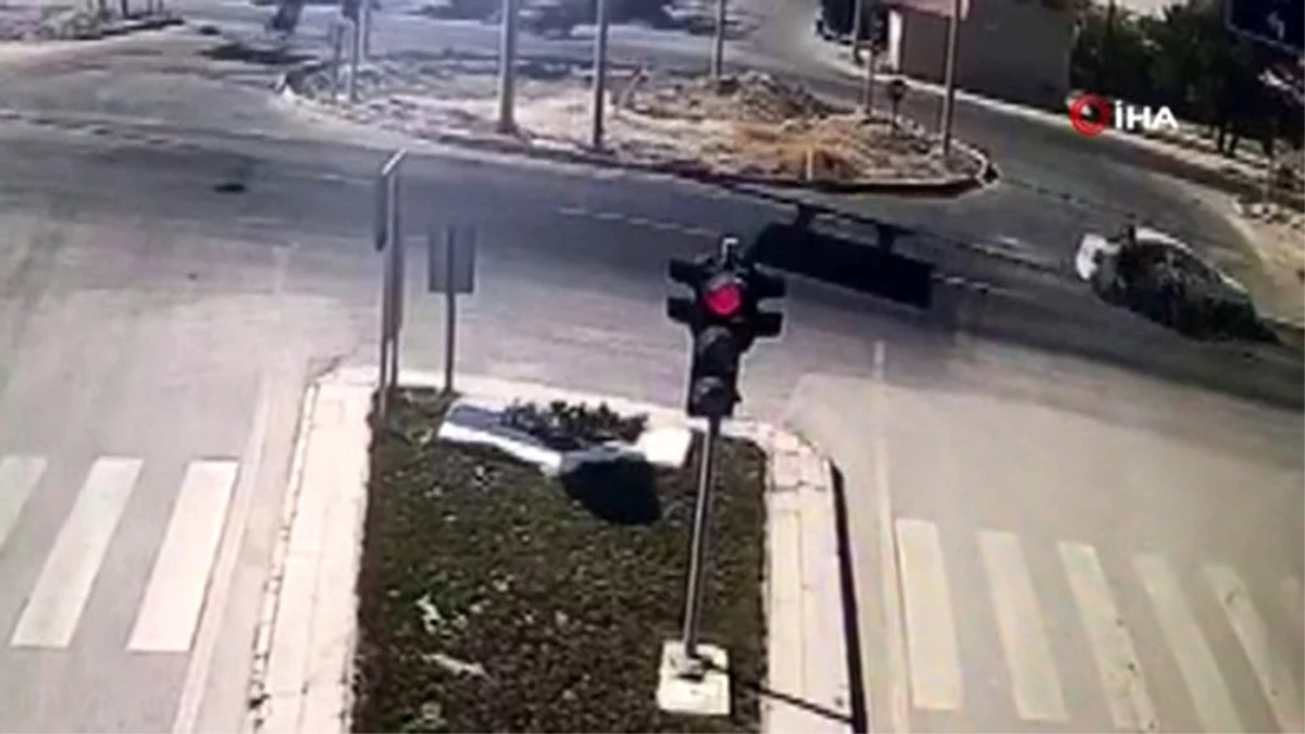 Otomobil kırmızı ışıkta geçen motosiklete çarptı: 4 yaralı