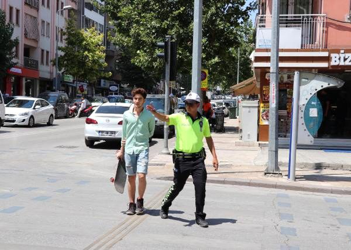 Kırmızı ışık ihlali yapan yayalara ceza kesildi