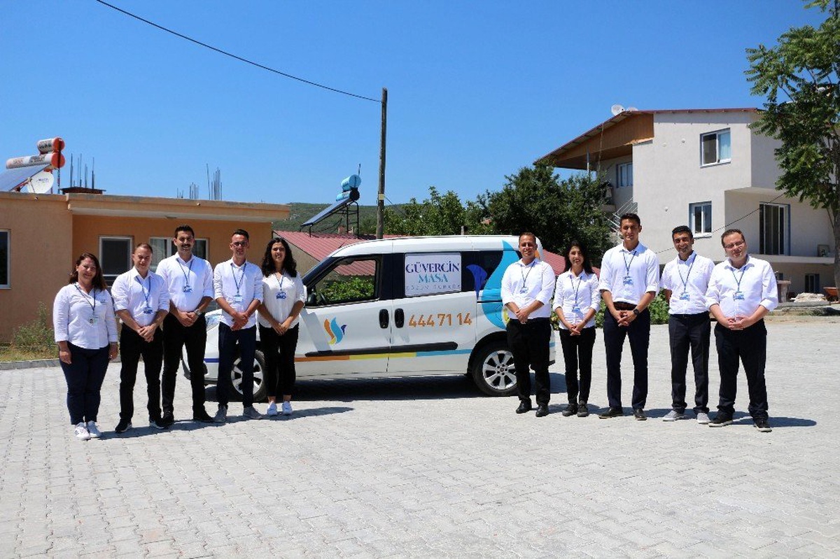 Kuşadası Belediyesi Güvercin Masa gezici ekibi vatandaşın hizmetinde