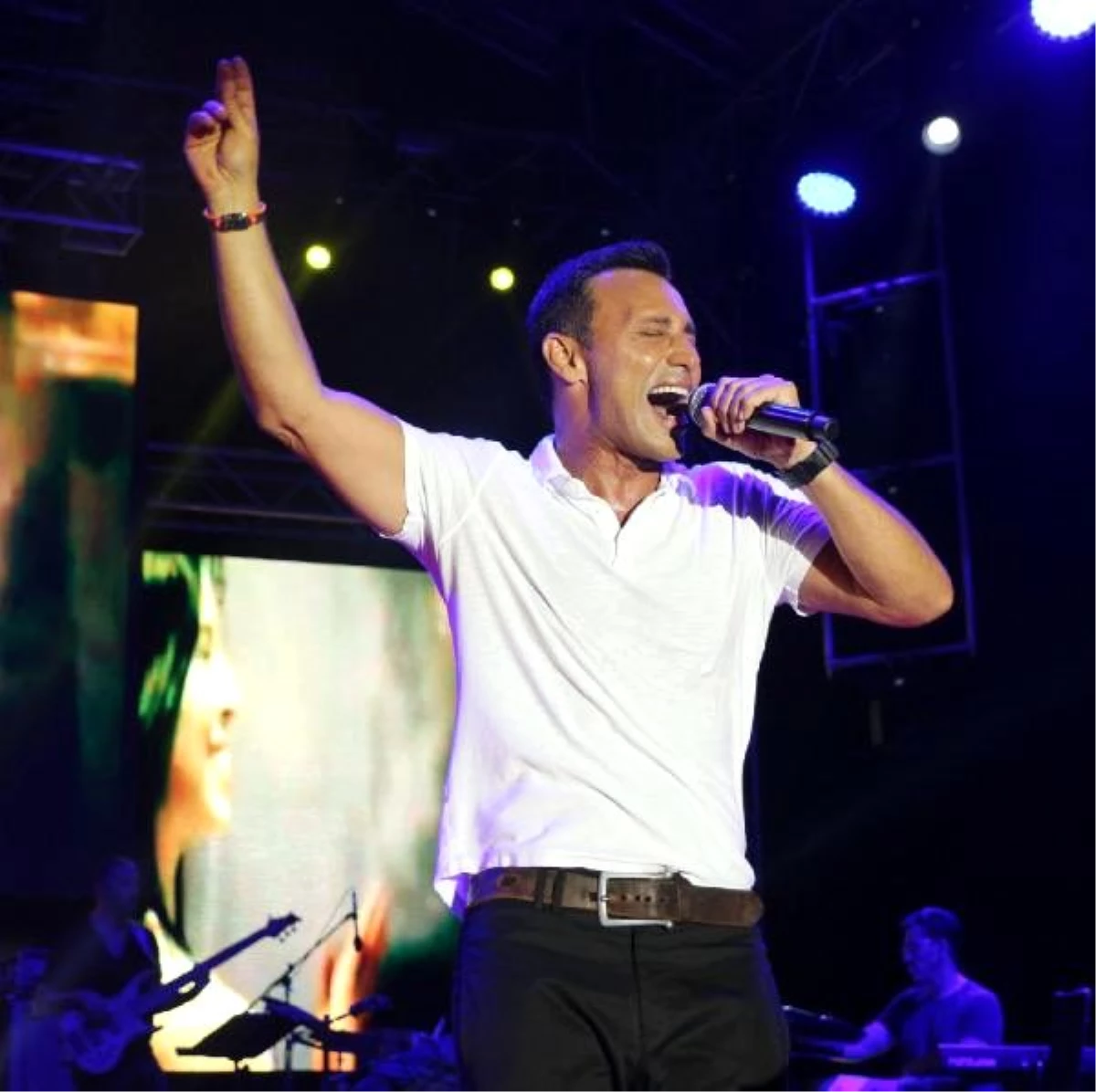 Kuzey Kıbrıs Turkcell\'den Mustafa Sandal konserine hediye bilet