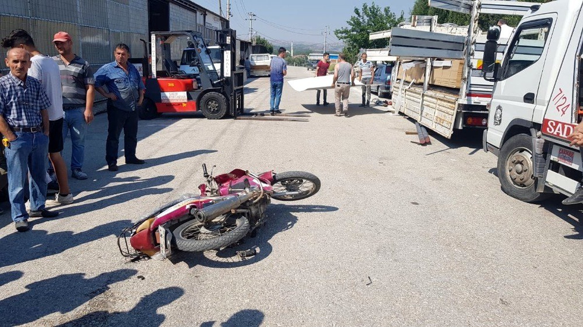 Manisa\'da motosiklet sürücüsü forklift demirine takılarak yaralandı