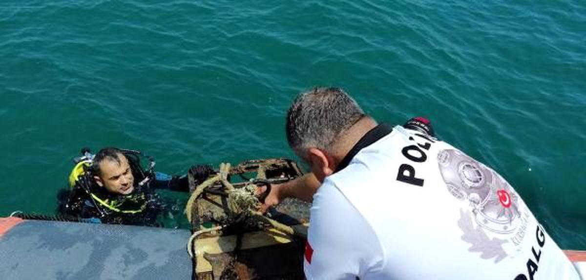 Marmara Denizi\'ne dalan polisler, trol buldu