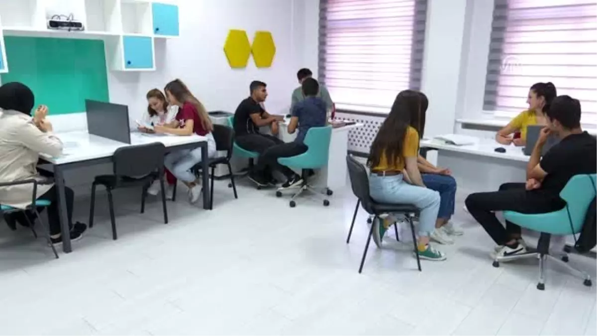 MEB\'den YKS adaylarına binlerce eğitimciyle "tercih" desteği