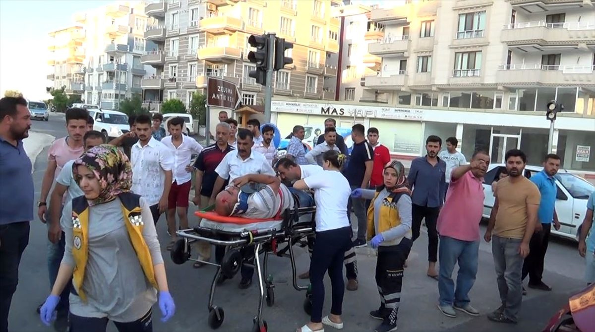 Motosikletle otomobil çarpıştı: 2 yaralı