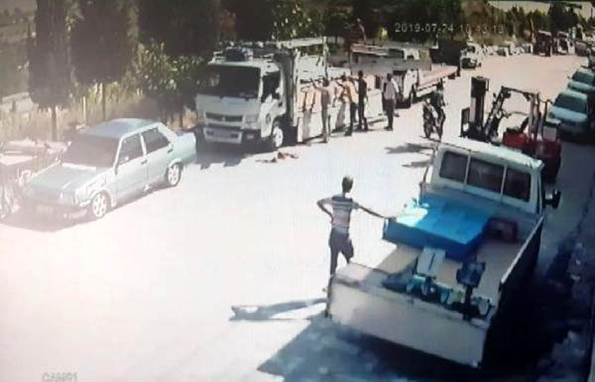 Motosikletli gencin yaralandığı kaza kamerada