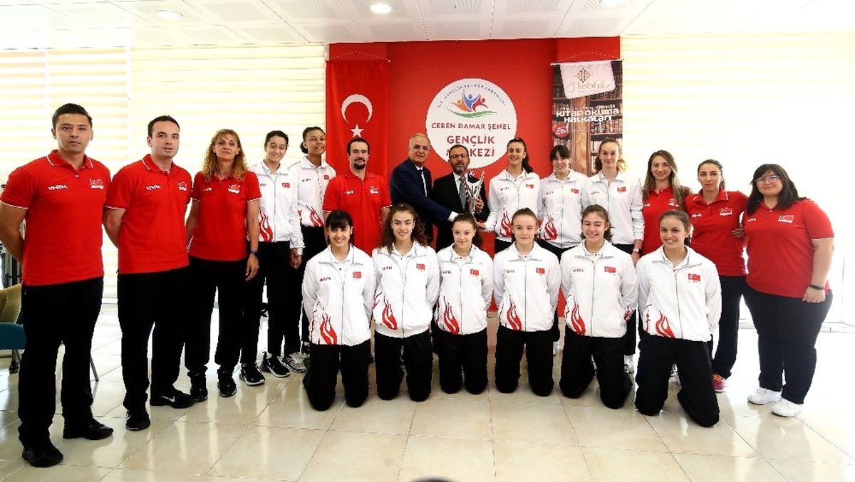 Namağlup altın kızlar, Bakan Kasapoğlu ile buluştu