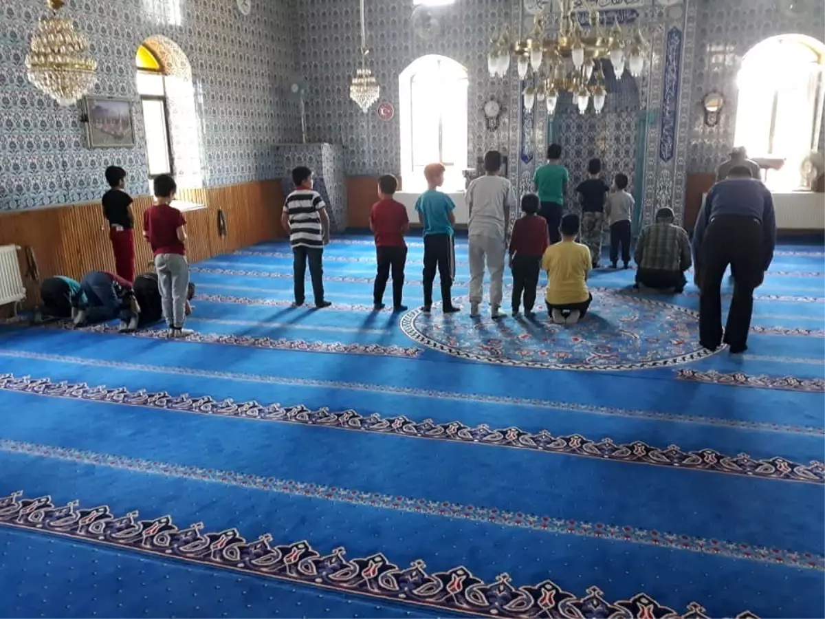 Namaz kılmasını öğrenen öğrenciler ödüllendiriliyor