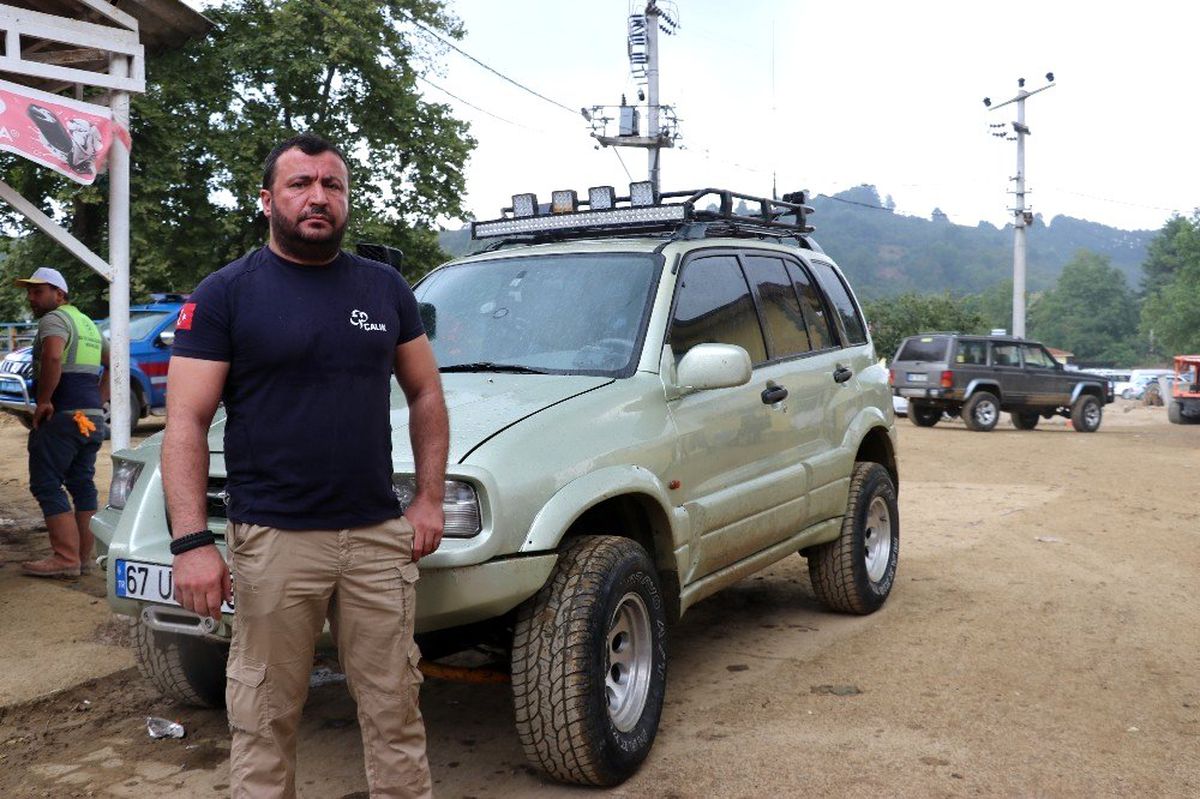 Off-Road tutkunları selzedelere yardım etmek için araçlarını feda etti