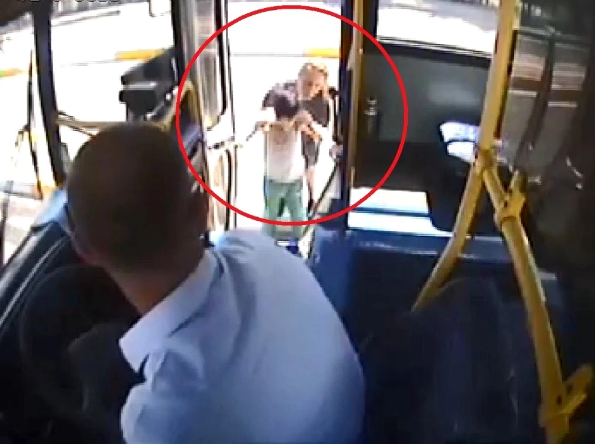 Otobüs sürücüsü, kucağına alarak araca bindirdiği engelli çocuk için güzergahını değiştirdi