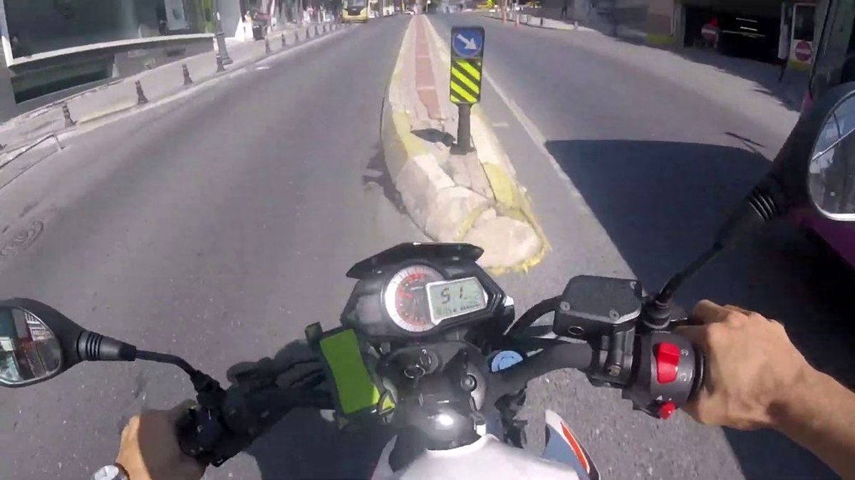 (Özel) İstanbul\'da otobüsü sollamak isteyen motosikletli gencin kazası kamerada