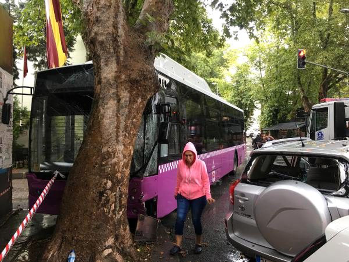 Sarıyer\'de otobüs önce cipe ardından da ağaca çarptı