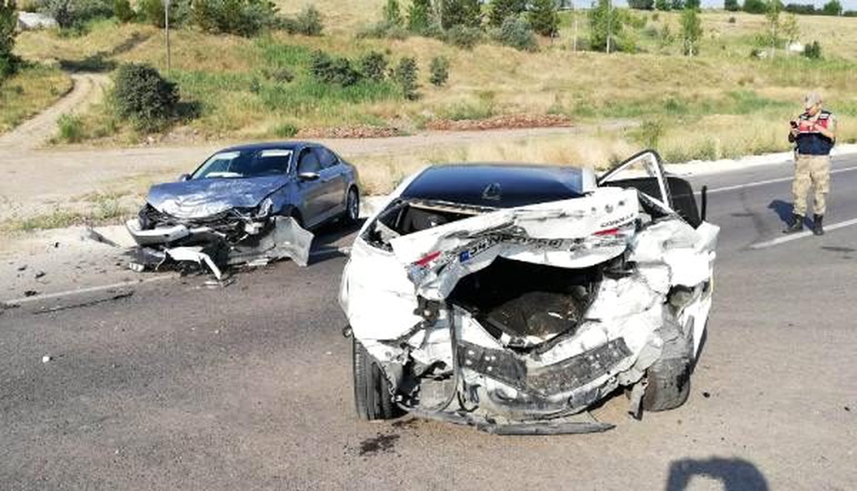 Sivas\'ta otomobiller çarpıştı: 5 yaralı