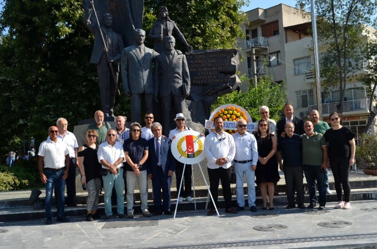 Söke\'de gazeteciler Atatürk Anıtı\'na çelenk sundu