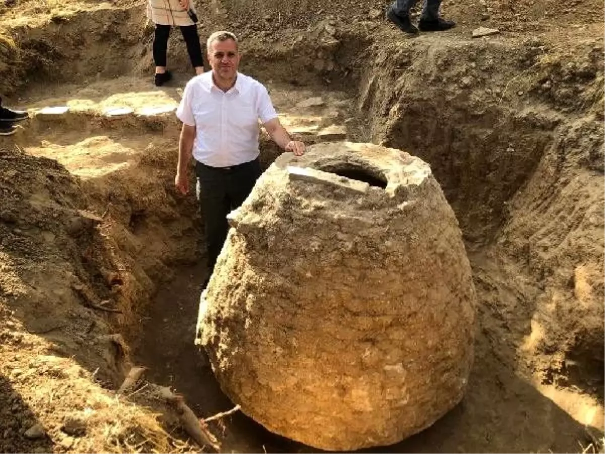 Tarlasını süren çiftçinin traktörüne 200 yıllık "buzdolabı" takıldı