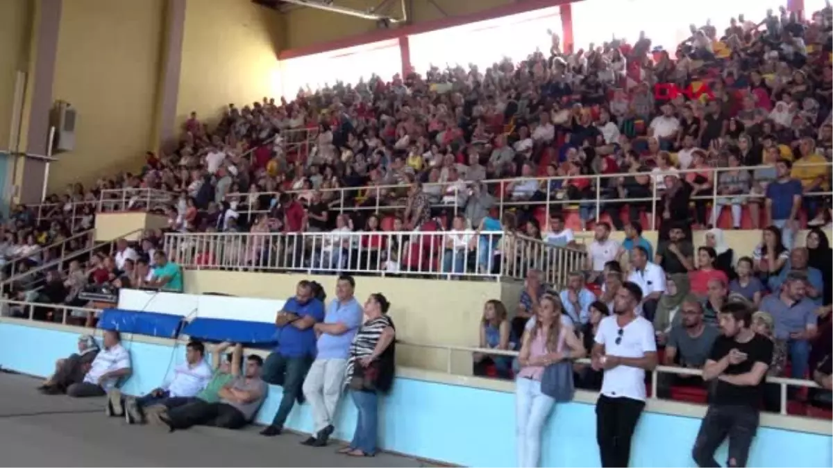 TEKİRDAĞ Çorlu\'da TOKİ\'den ev sahibi olanlar duygulu anlar yaşadı