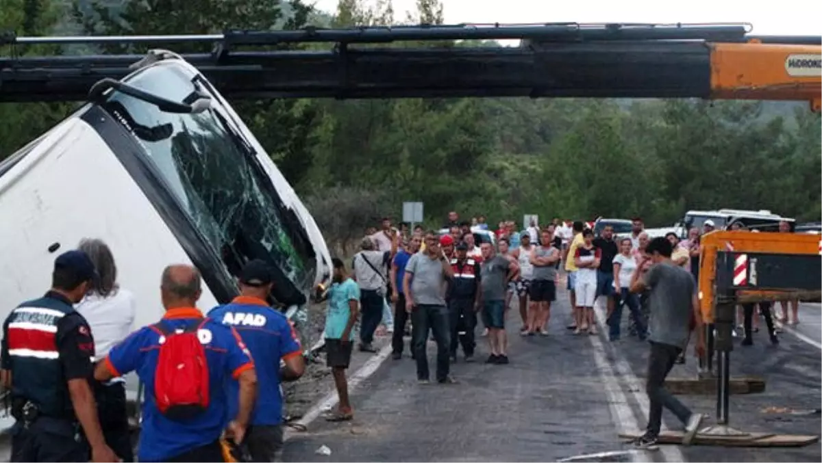 Polonyalı turistleri taşıyan otobüs devrildi: 25 yaralı