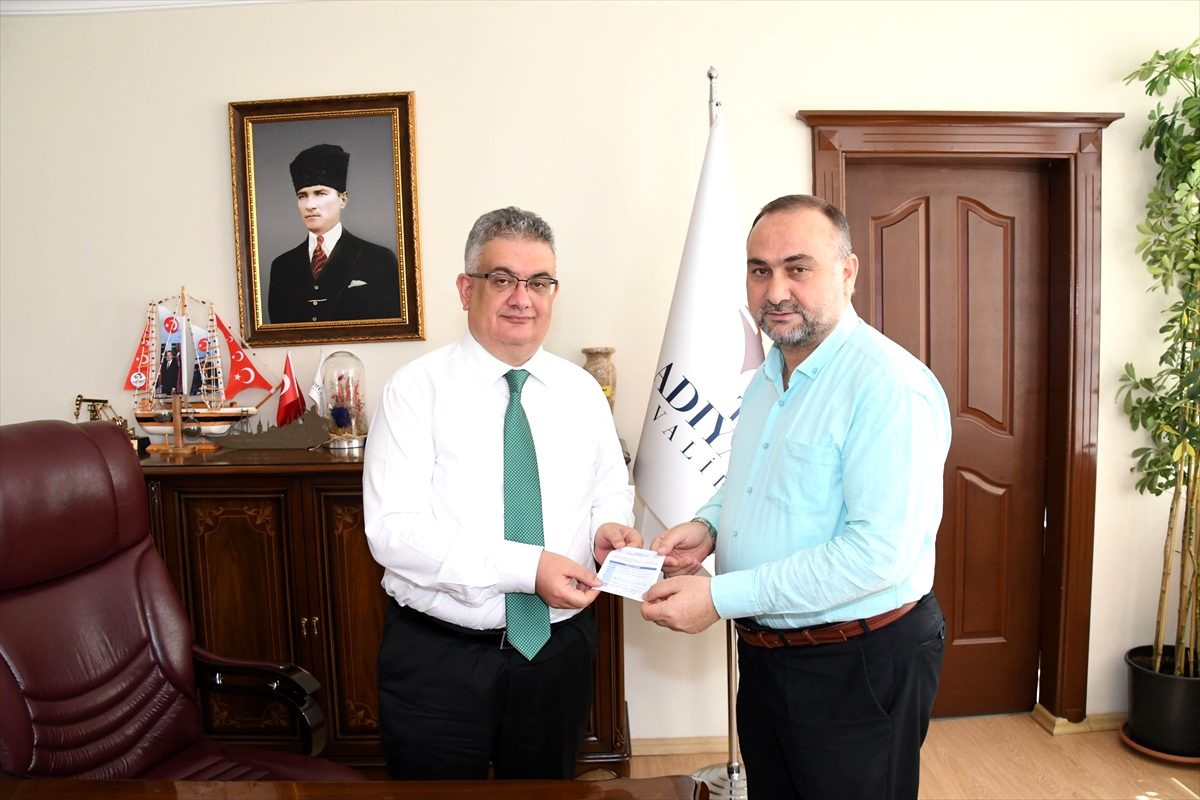 Vali Pekmez\'den Türkiye Diyanet Vakfı\'na kurban bağışı