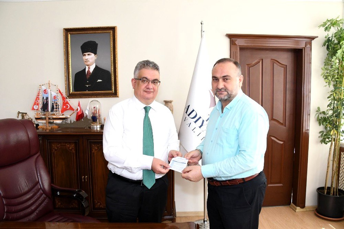 Vali Pekmez kurbanını Türkiye Diyanet Vakfı\'na bağışladı
