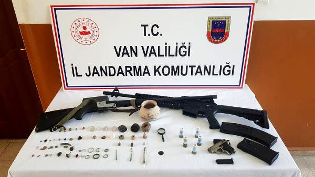 Van\'da tarihi eser ve av tüfekleri ele geçirildi