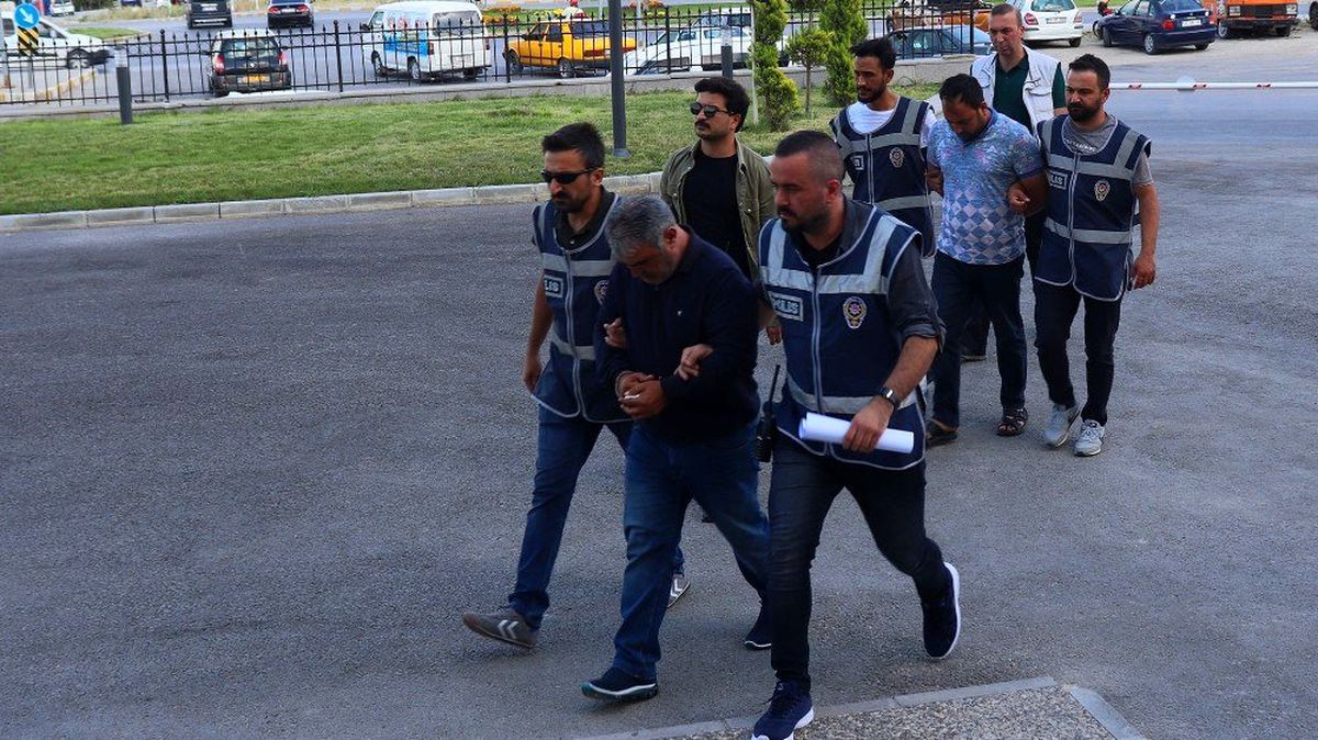 Yaşlı kadını duayla kandırıp 50 bin liralık bilezik çalan 2 dolandırıcı tutuklandı