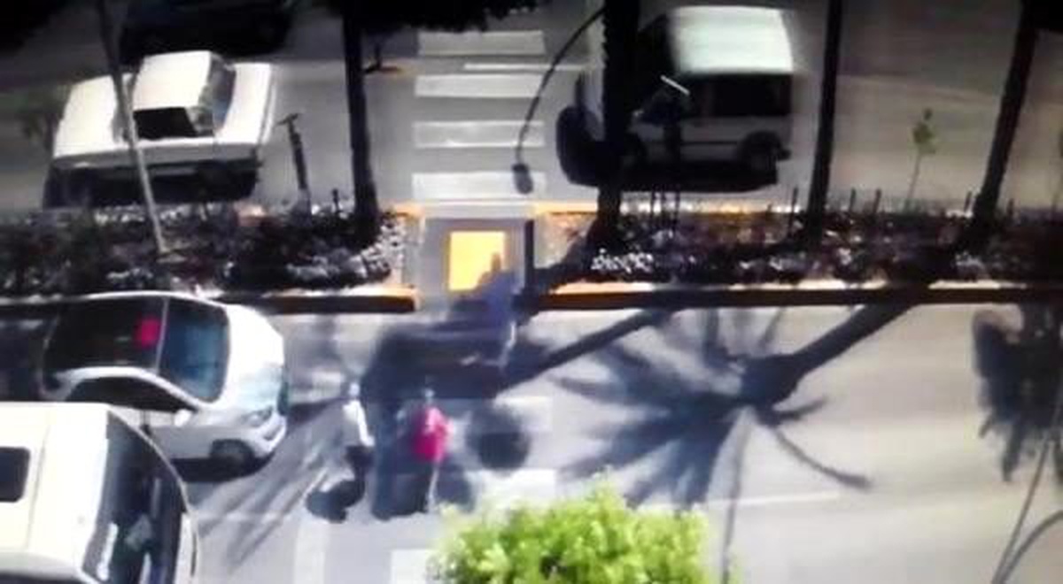Yaya geçidinde 2 kişinin yaralandığı kaza kamerada