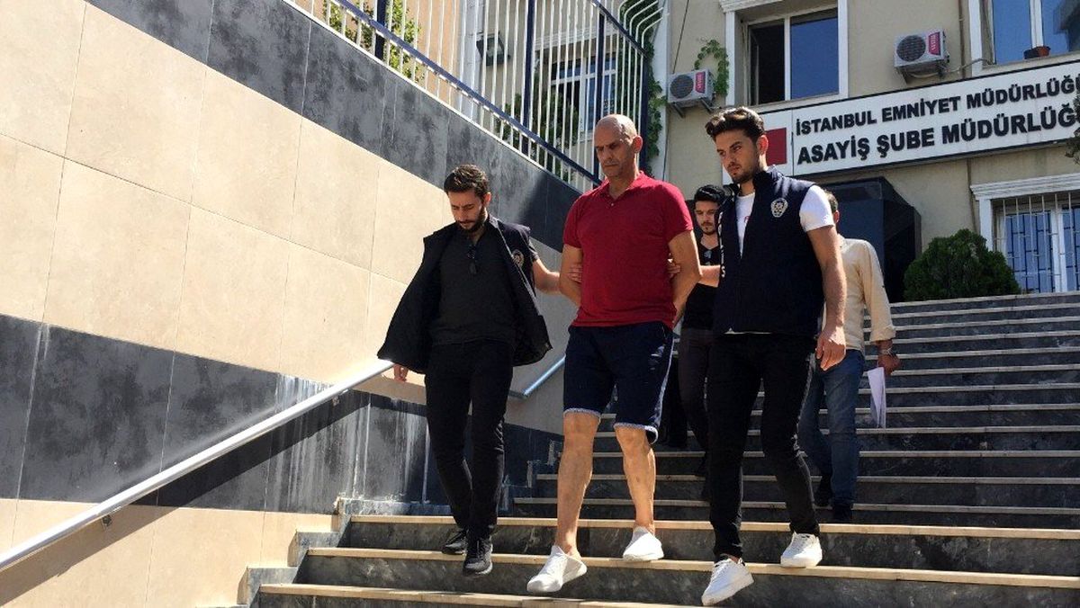 Zeytinburnu\'nda bir AVM\'de yaşanan hırsızlık anı güvenlik kamerasında