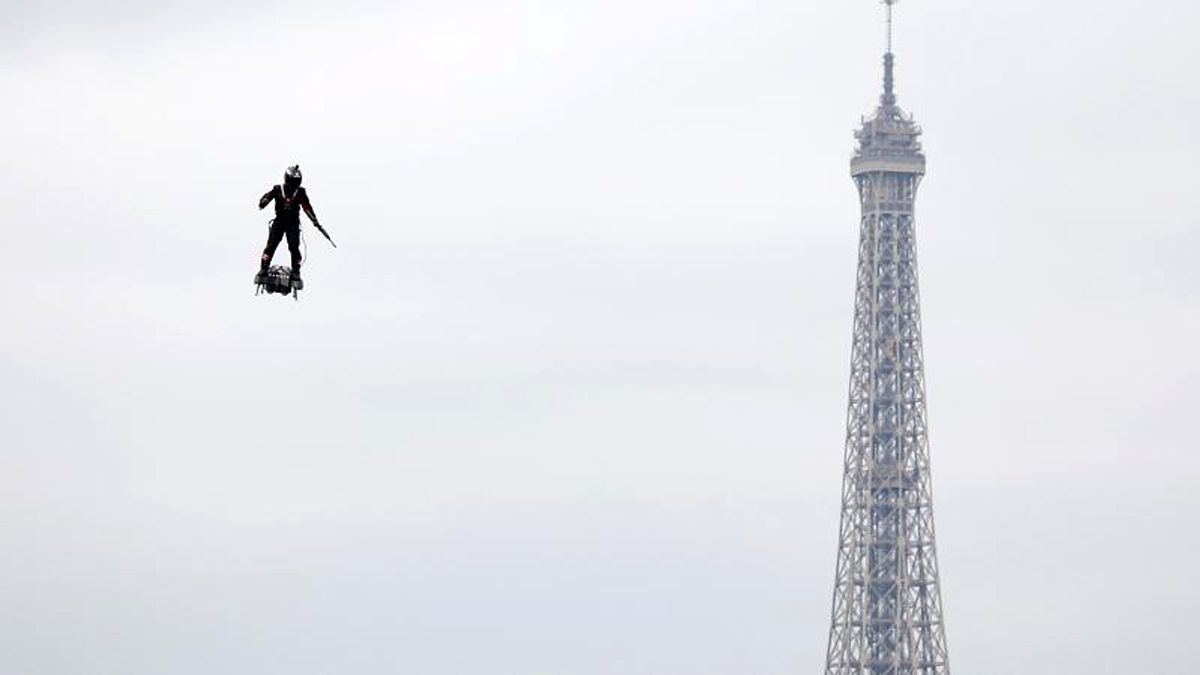 14 Temmuz Bastille Günü kutlamalarında Paris\'te flyboard\'lu askere yoğun ilgi