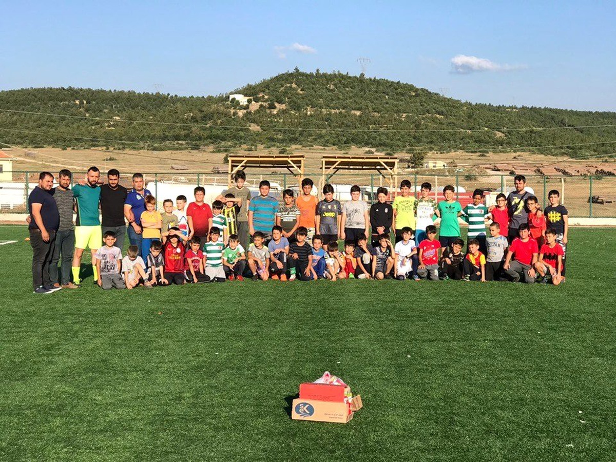 40 öğrenci yaz futbol okulunda eğitim görüyor