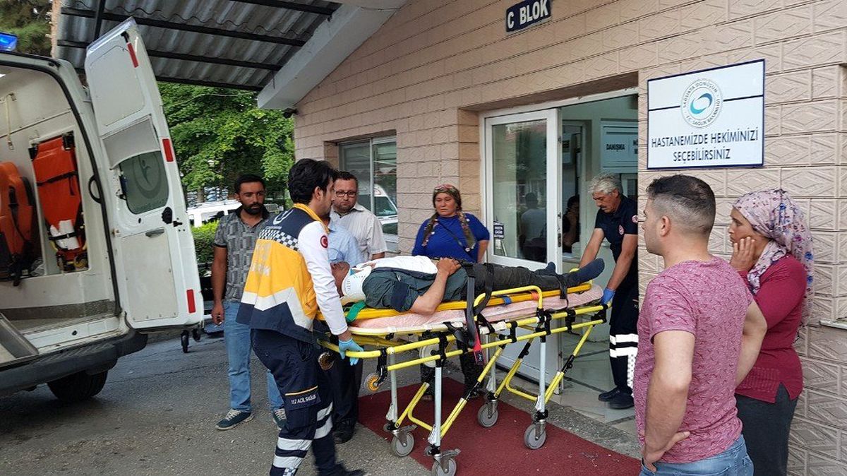 9 kişinin bindiği otomobil traktörle çarpıştı: 12 yaralı