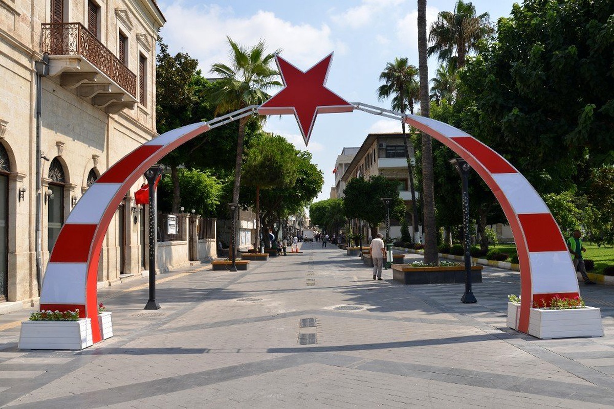 Atatürk Caddesi\'nin simgesi ay yıldızlı tak yenilendi