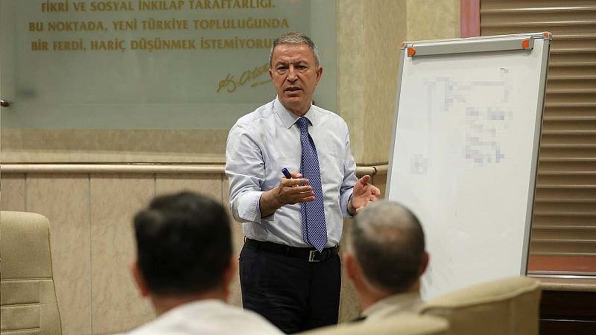 Bakan Akar: ABD heyetine Fırat\'ın doğusuna operasyonda gerekirse inisiyatif kullanırız dedik