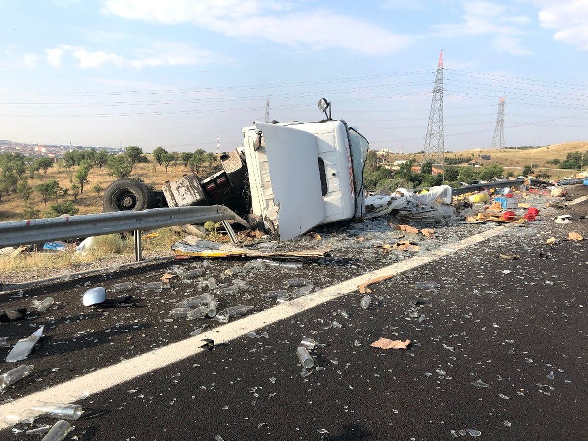 Başkent\'te tır sürücüsü uyudu, aracı bariyerlere çarpıp ters döndü