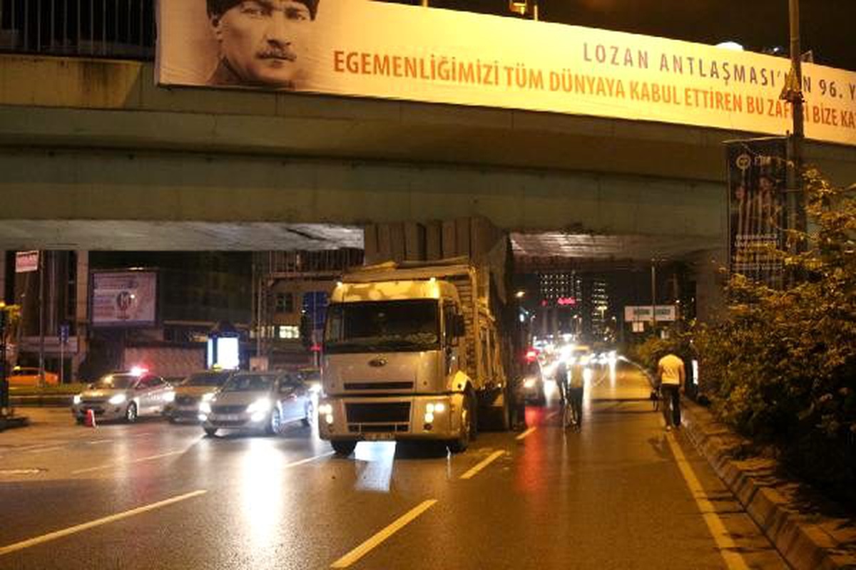 Beşiktaş\'ta kamyon köprüye sıkıştı