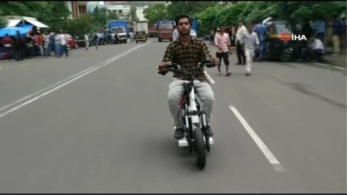 Bombaylı Genç, Elektrikli Bisikletini Kendi Yaptı