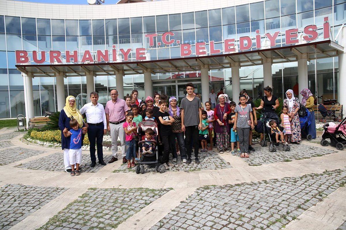 Burhaniye\'de çocukların erken bayram sevinci