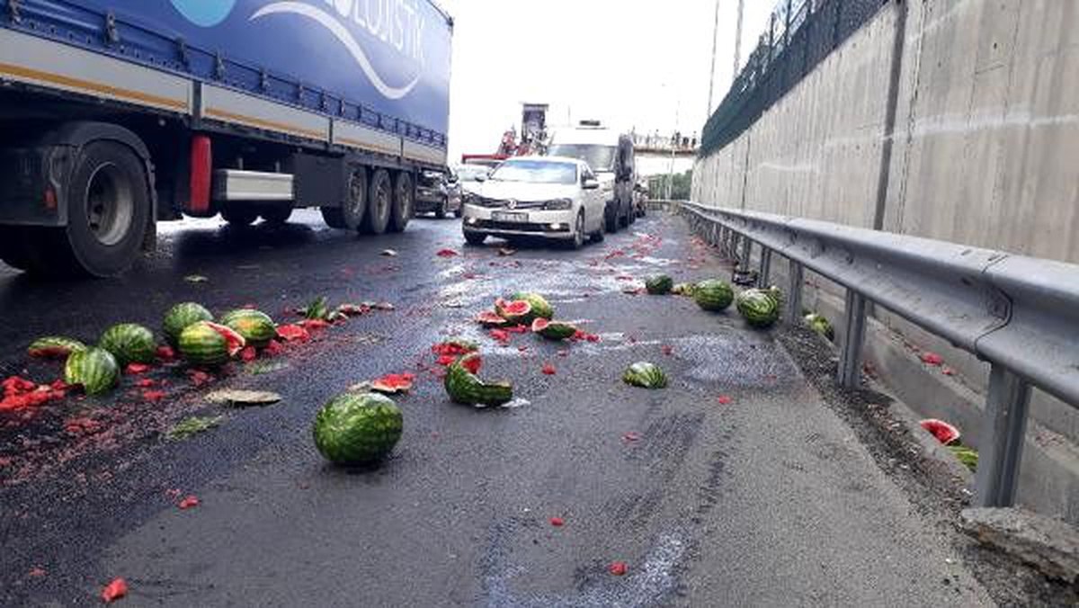 Büyükçekmece\'de karpuz yüklü kamyonet kaza yaptı, karpuzlar yola saçıldı