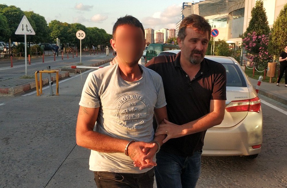 Cenazede uyuşturucuya karşı pankart taşıyan şahıs uyuşturucu ile yakalandı