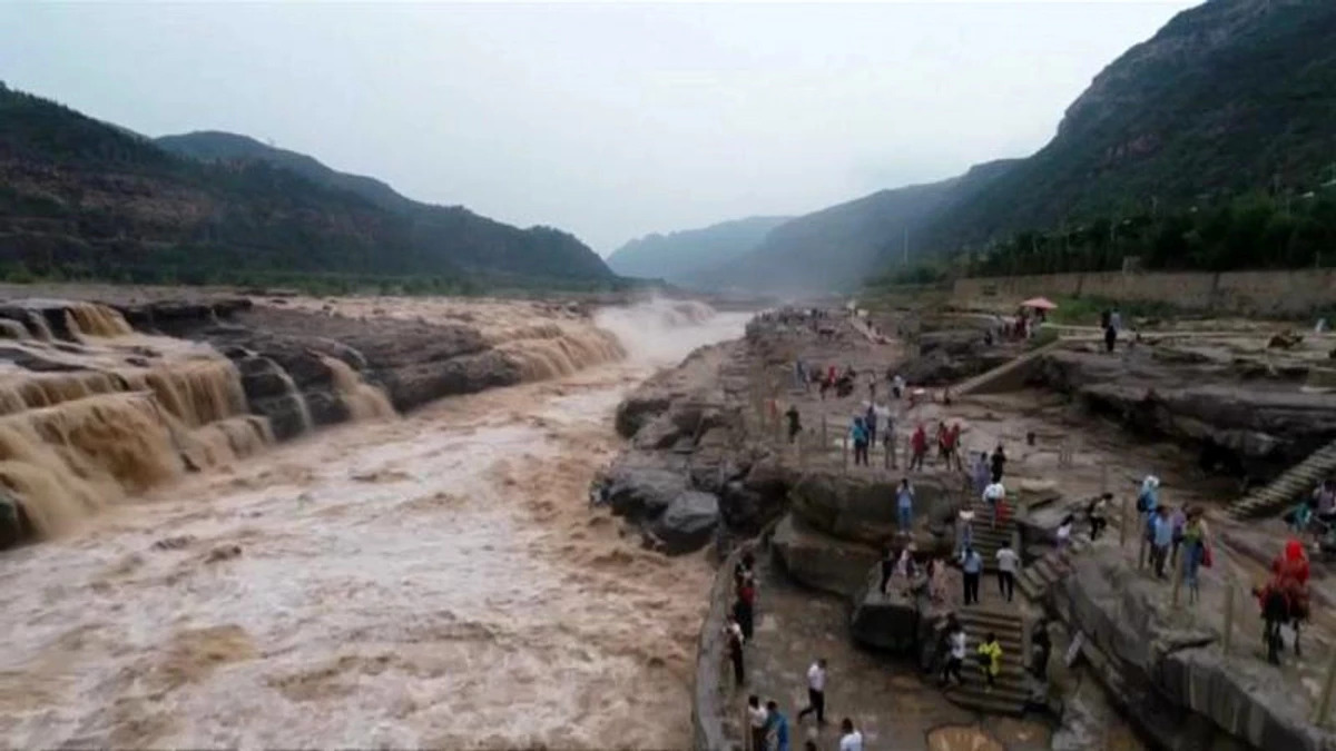 Çin\'de Sarı Irmak üzerinde bulunan Hukou Şelalesi\'ne turist akını