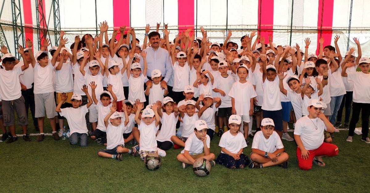 Çocuklar kaleci oldu, belediye başkanı penaltı attı