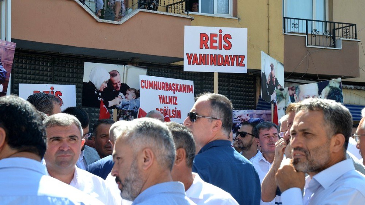 Cumhurbaşkanına hakaret eden CHP\'li avukata tepkiler büyüyor
