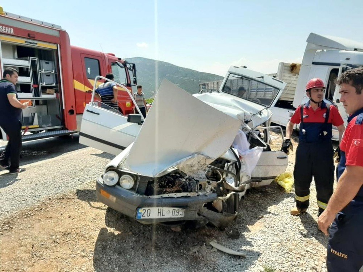 Denizli\'de tır ile otomobil çarpıştı: 2 ölü