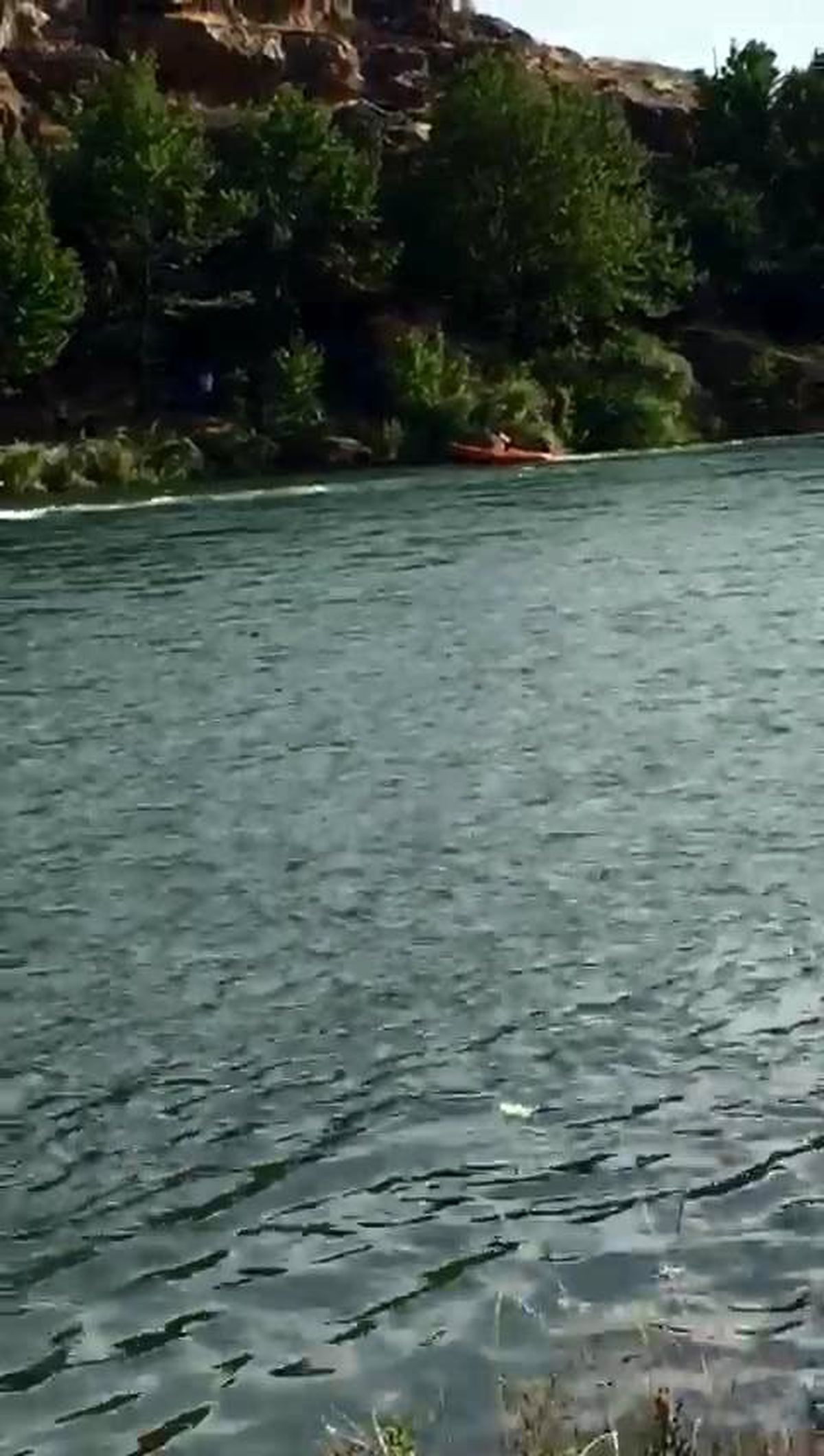 Dicle Nehri\'de mahsur kalan 12 kişilik aileyi itfaiye kurtardı