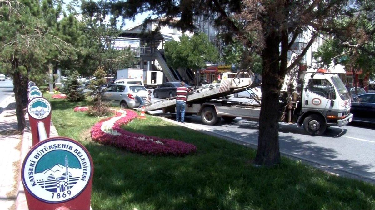 Direksiyon hakimiyeti kaybolan otomobil ağaca çarptı