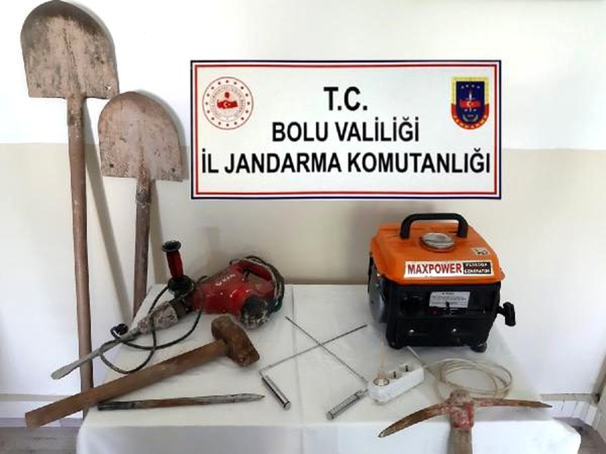 Diş hekimi ve eski muhtar, kaçak kazı yaparken yakalandı