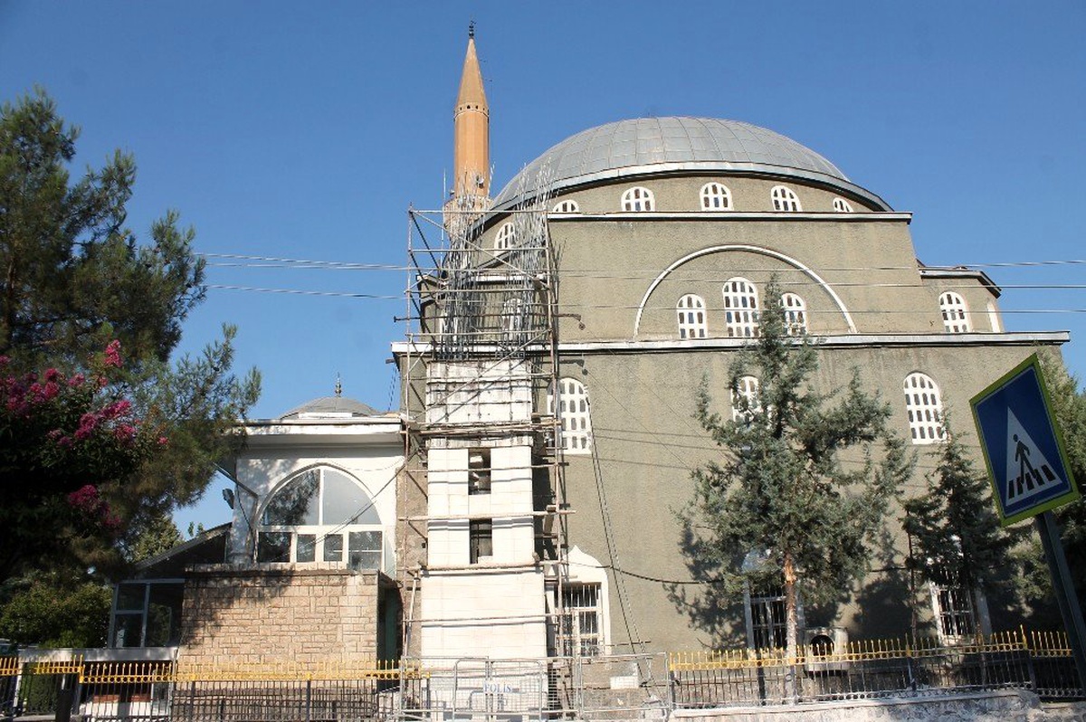 Diyarbakır\'da yıldırım düşen cami minaresi yakılıp yenisi yapılıyor