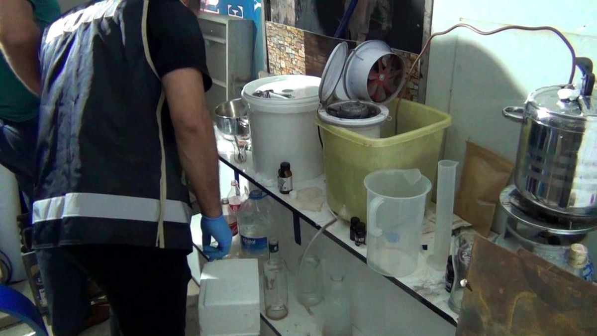 Düdüklü tencerede sahte içki imalatı yapılan depoya şok baskın