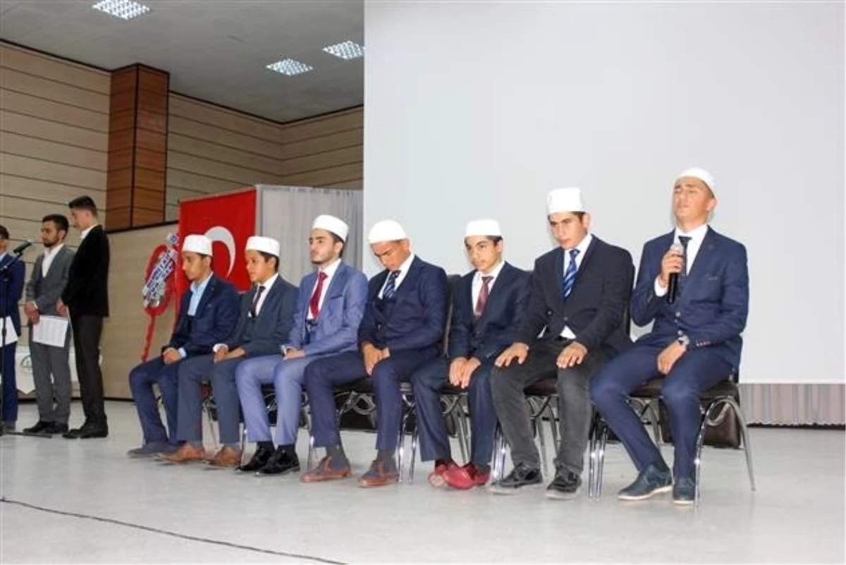 Erzincan\'da öğrencilerden Kur\'an-ı Kerim tilaveti
